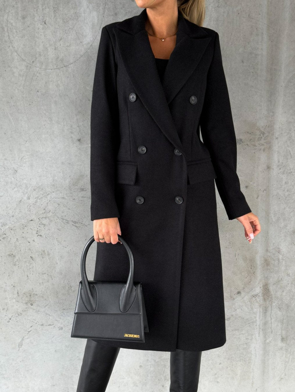 Abrigo elegante de invierno cálido y con estilo