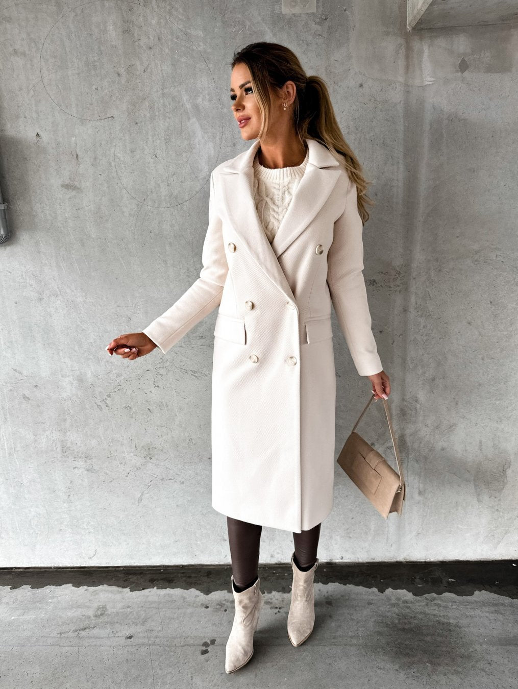Abrigo elegante de invierno cálido y con estilo