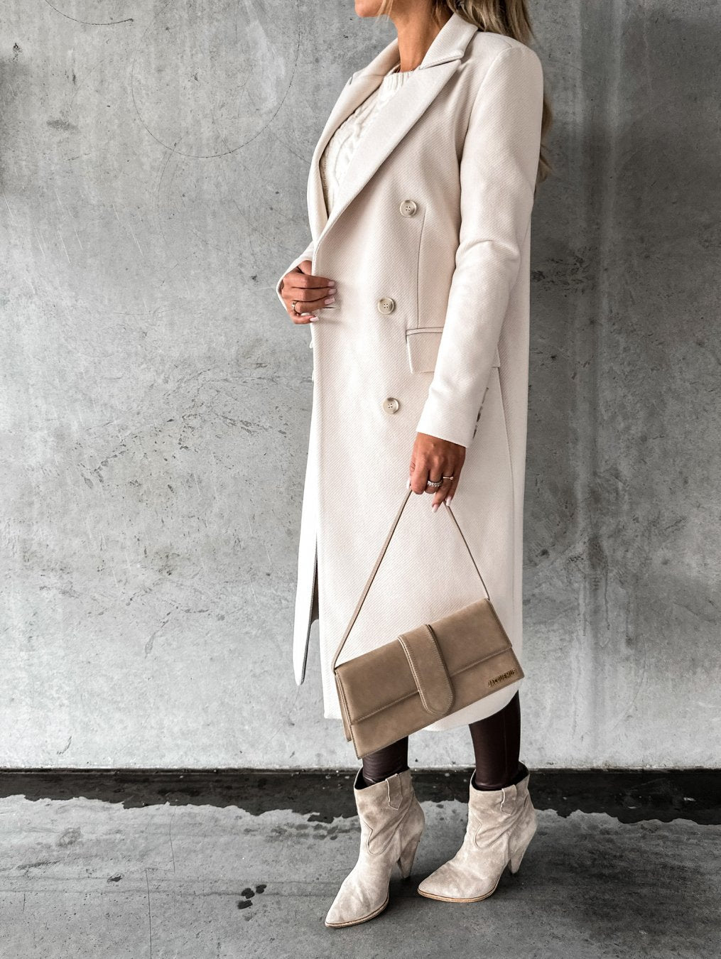 Abrigo elegante de invierno cálido y con estilo