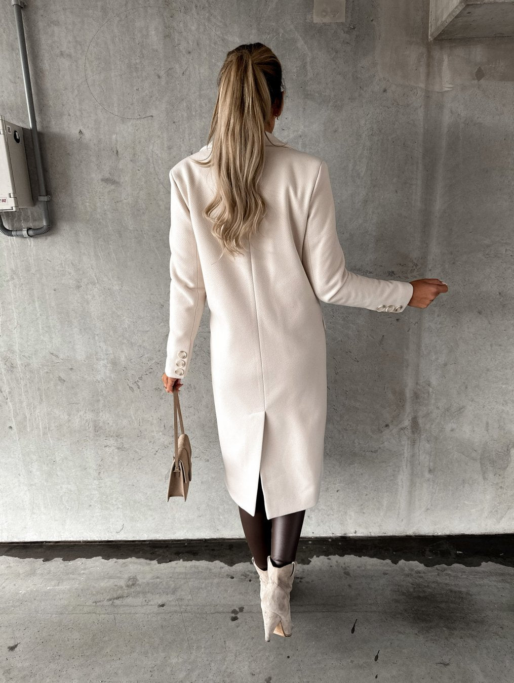 Abrigo elegante de invierno cálido y con estilo