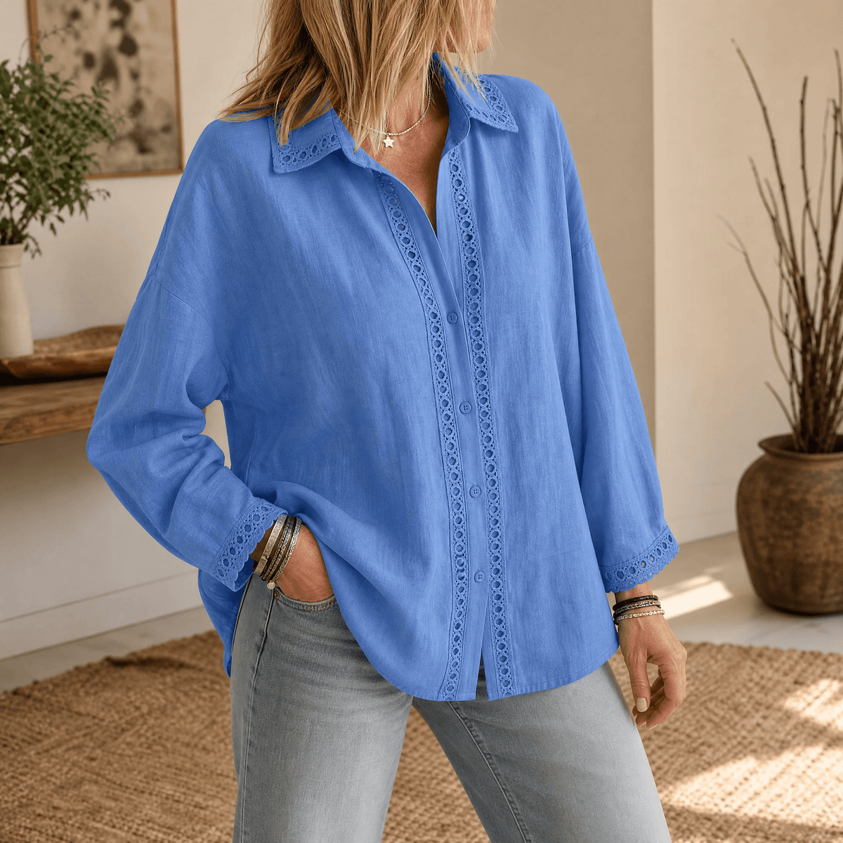 Blusa abotonada para mujer con detalle de calados