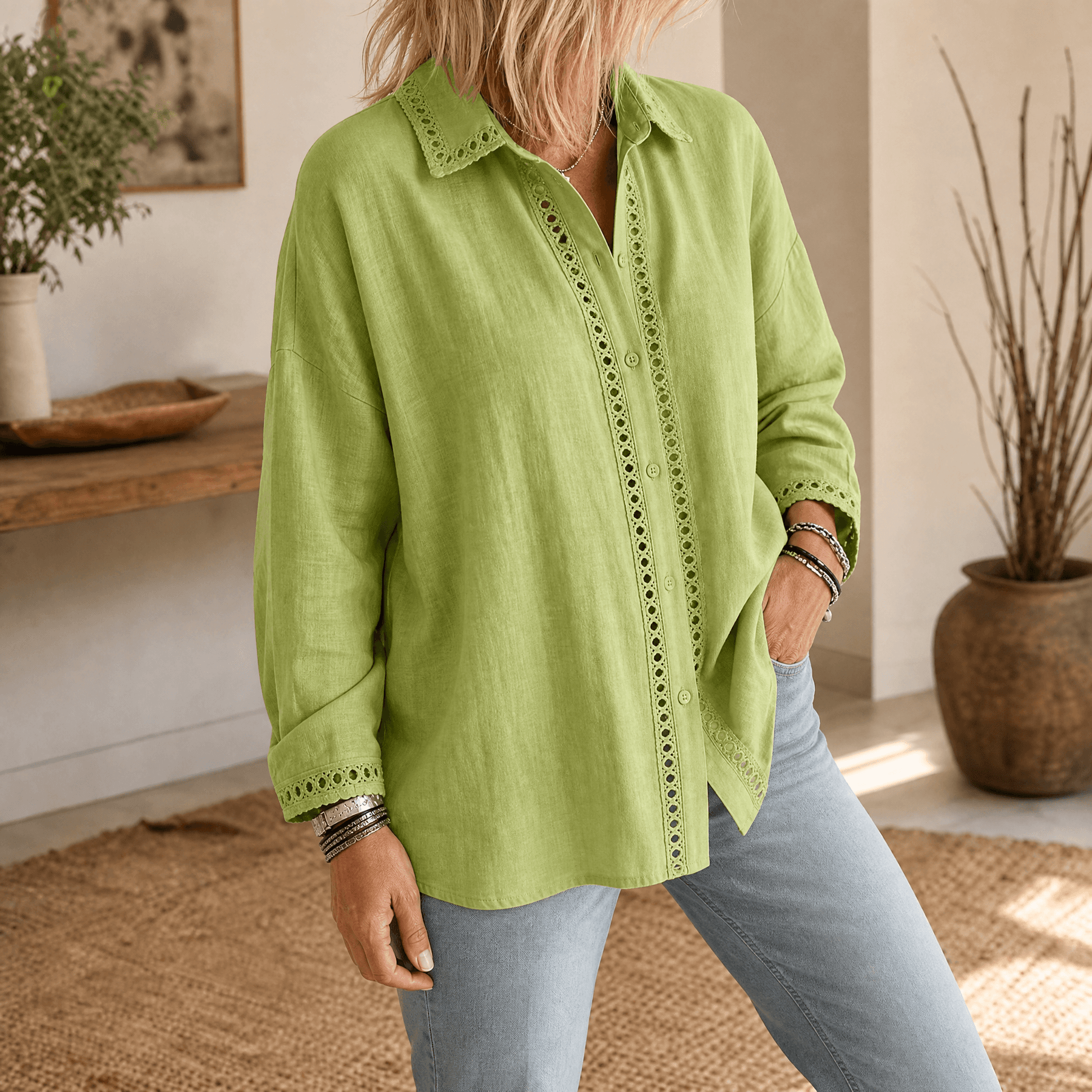 Blusa abotonada para mujer con detalle de calados