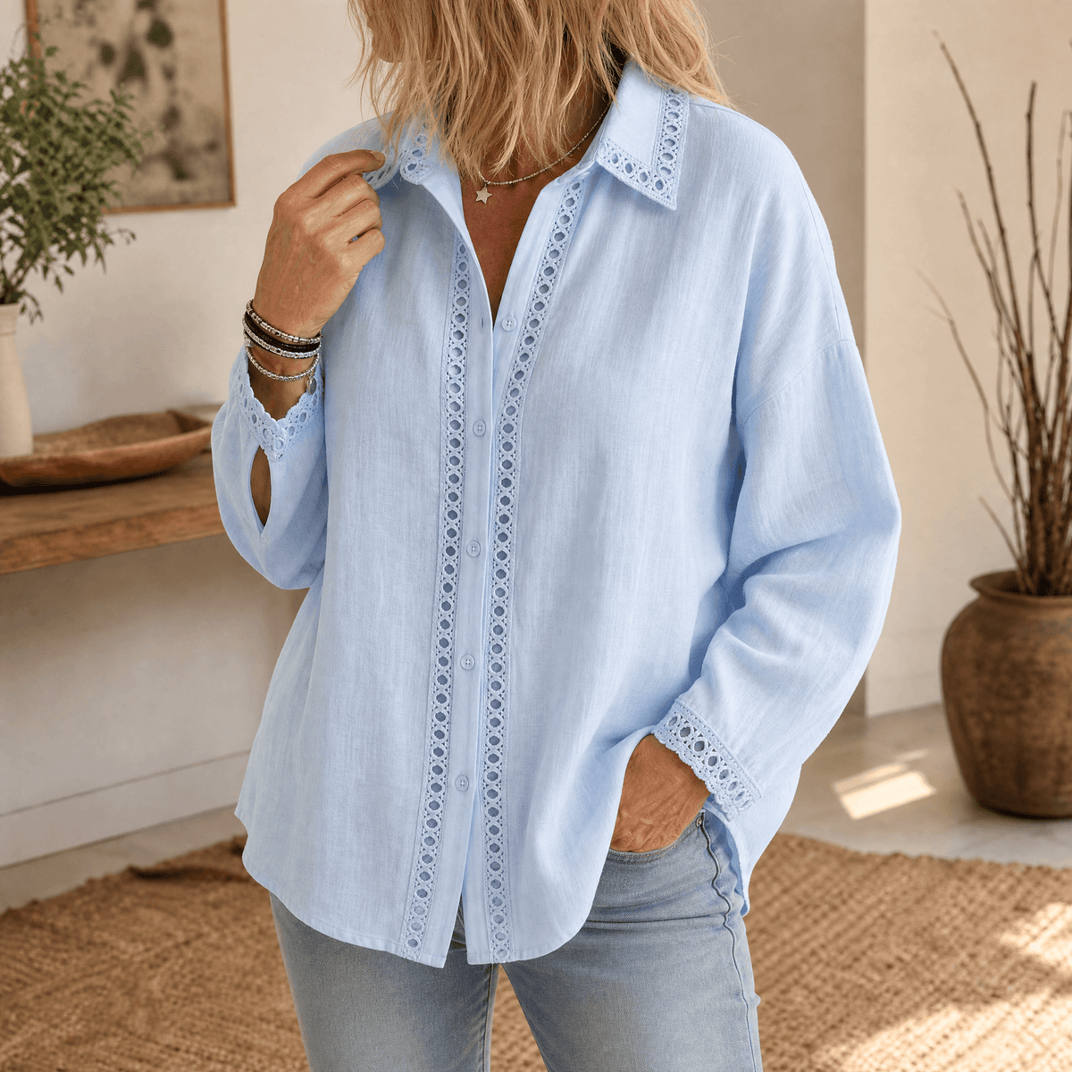 Blusa abotonada para mujer con detalle de calados