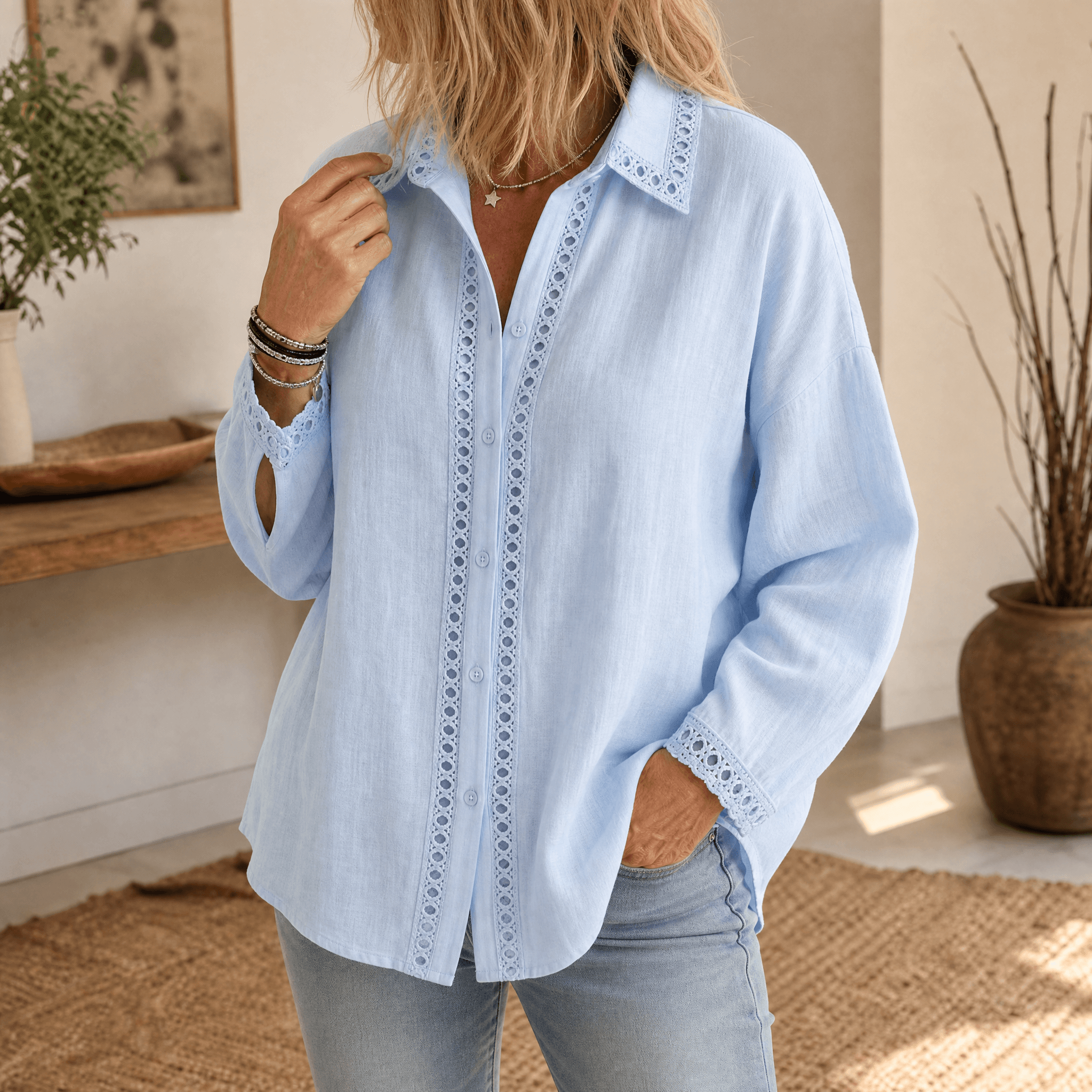 Blusa abotonada para mujer con detalle de calados