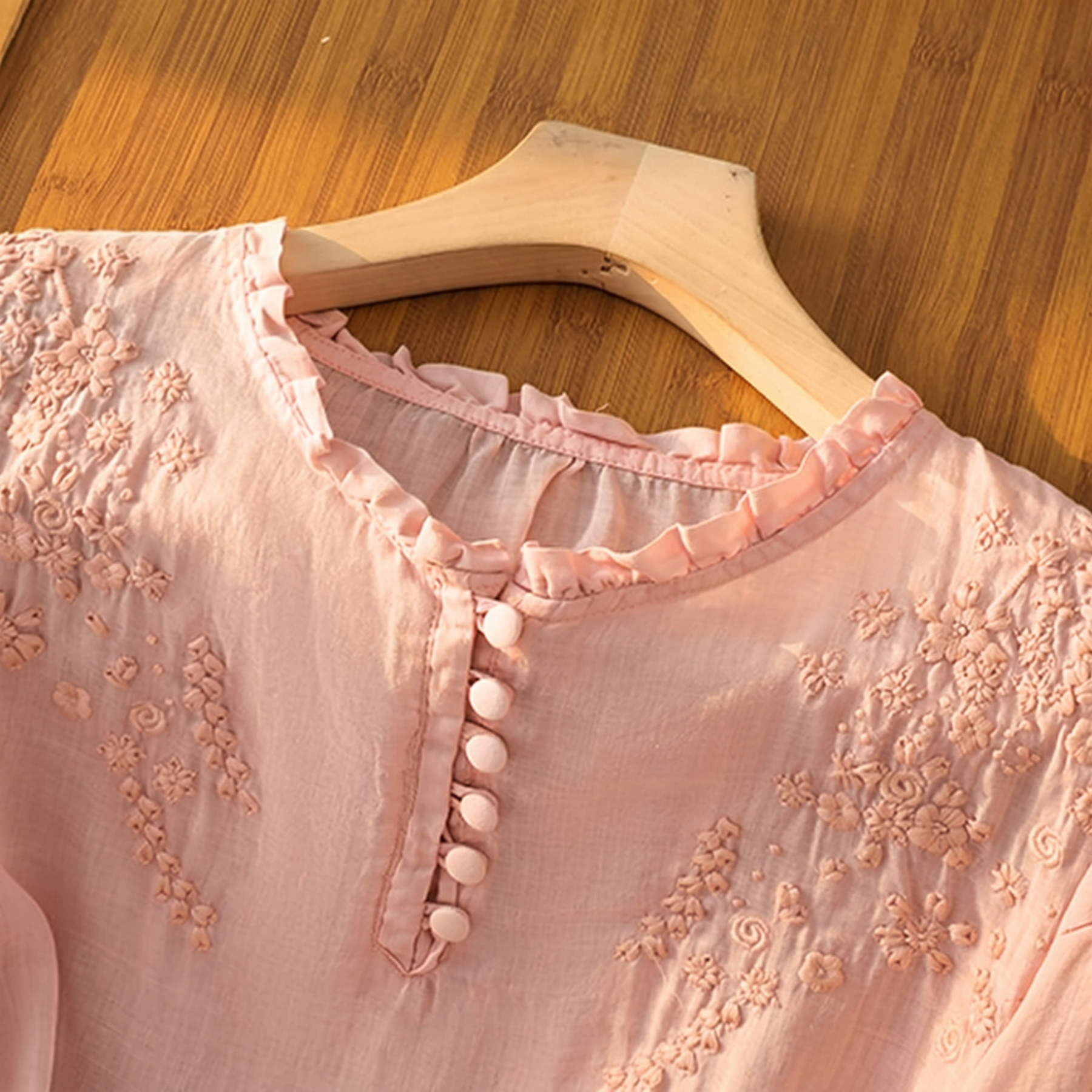Blusa de Mujer con Bordado Floral | Top Ligero con Botones en la Parte Delantera