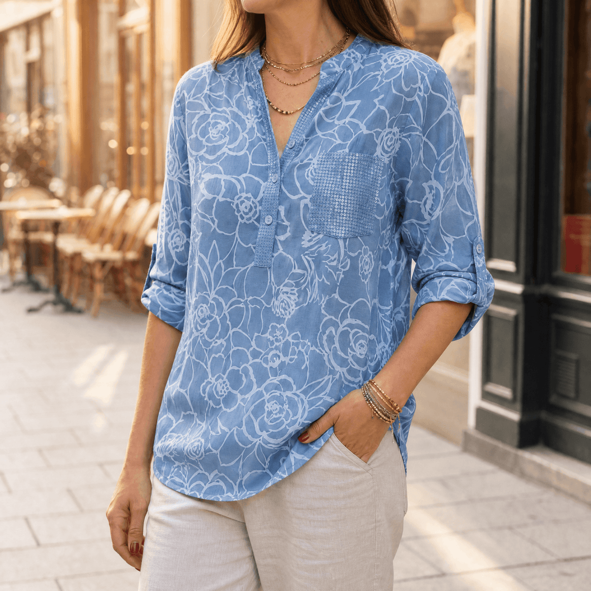 Blusa floral con bolsillo de lentejuelas