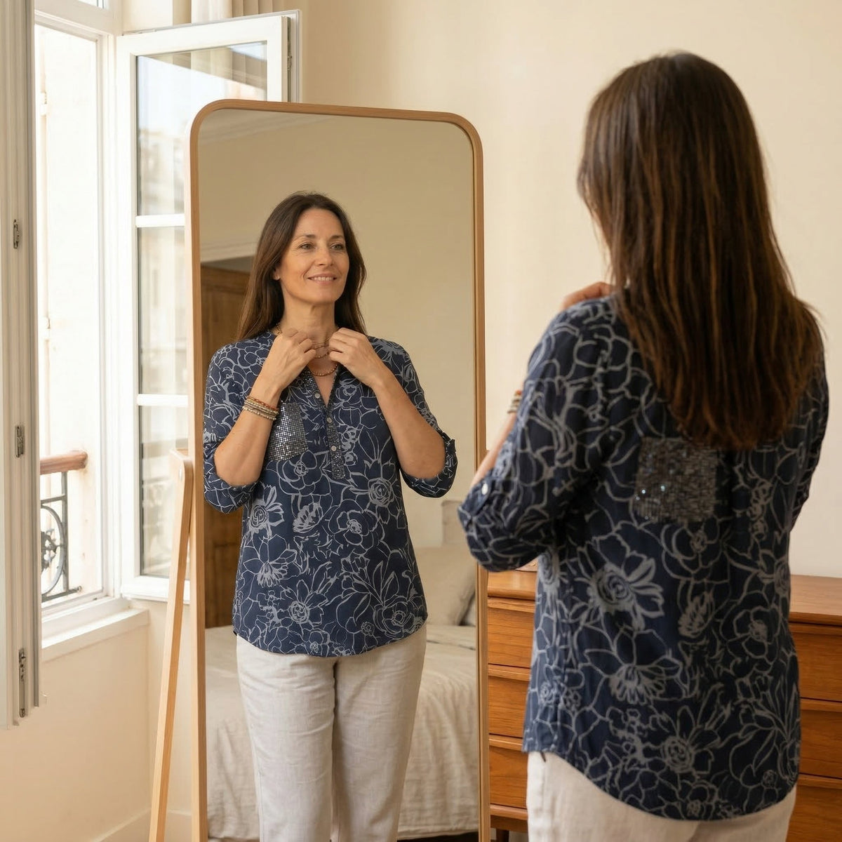 Blusa floral con bolsillo de lentejuelas