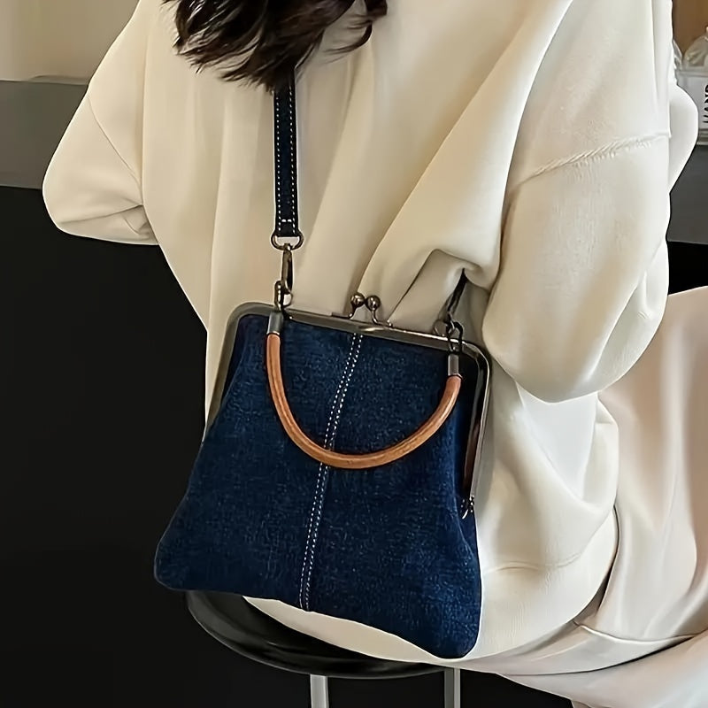 Bolso de mujer en denim azul con cierre metálico y asa redondeada marrón
