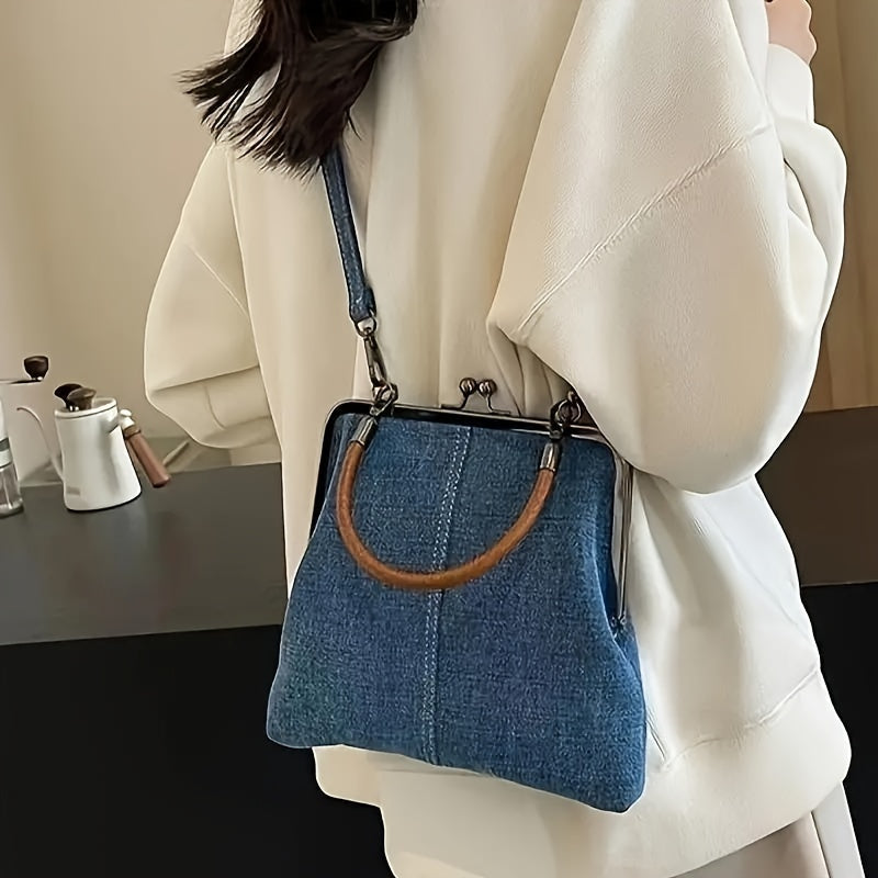 Bolso de mujer en denim azul con cierre metálico y asa redondeada marrón