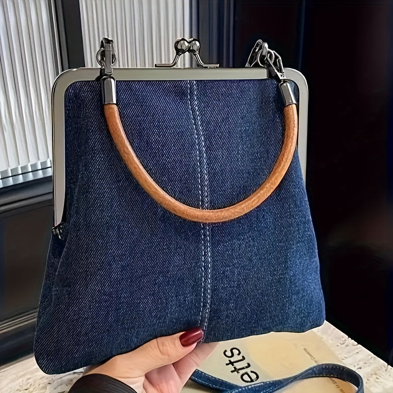 Bolso de mujer en denim azul con cierre metálico y asa redondeada marrón