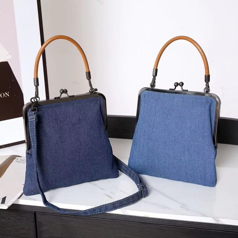 Bolso de mujer en denim azul con cierre metálico y asa redondeada marrón