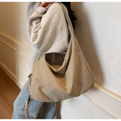 Bolso hobo espacioso para uso diario