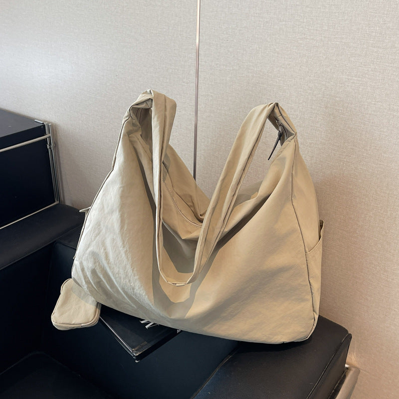 Bolso hobo espacioso para uso diario
