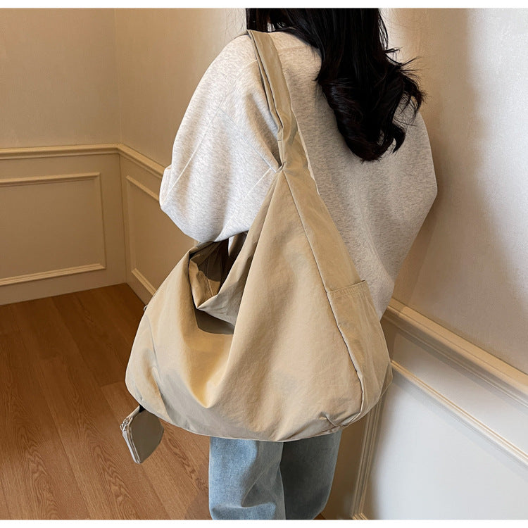 Bolso hobo espacioso para uso diario
