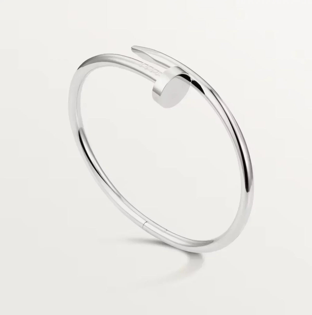 Brazalete de plata con forma de clavo