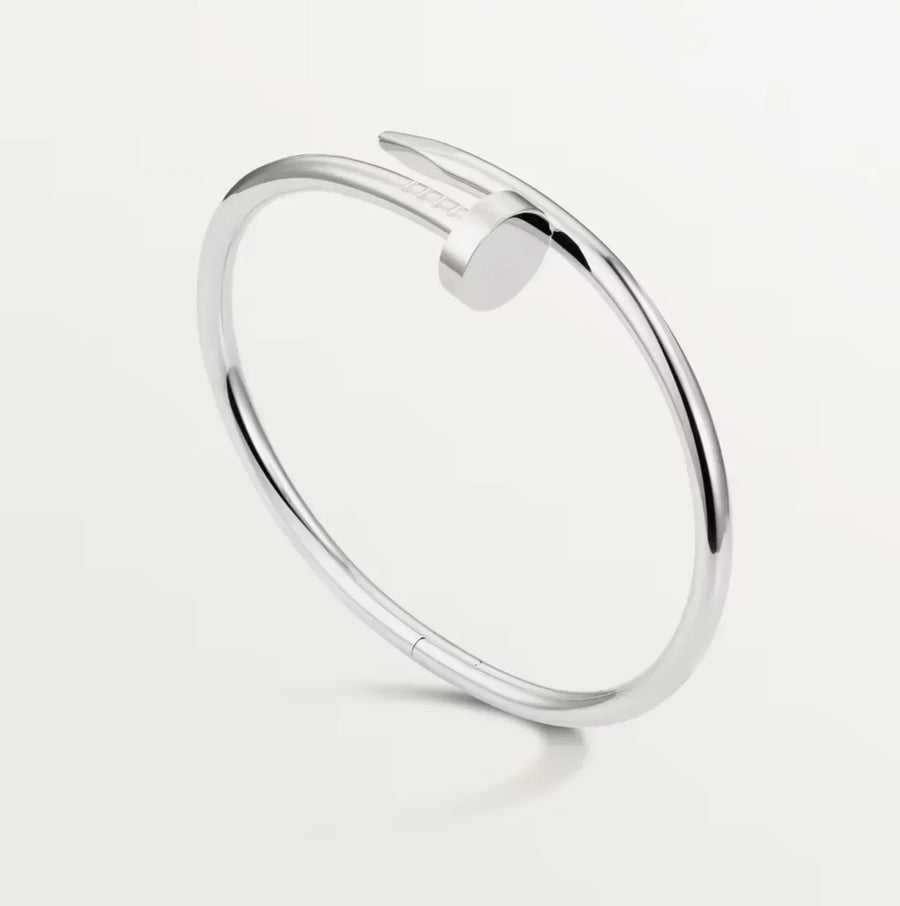 Brazalete de plata con forma de clavo