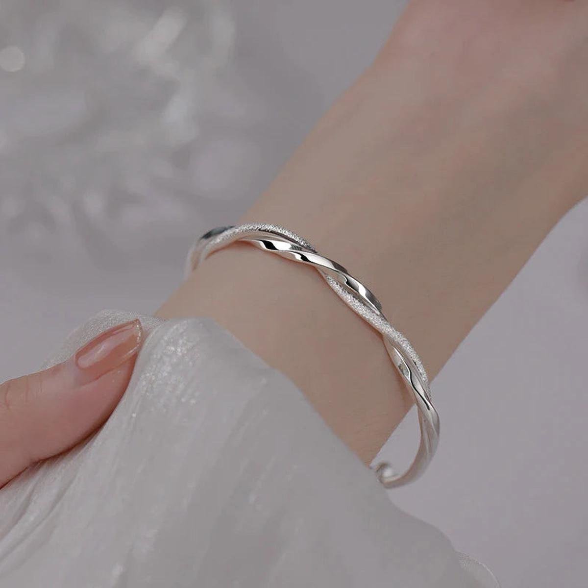 Brazalete geométrico ajustable de plata de ley 925