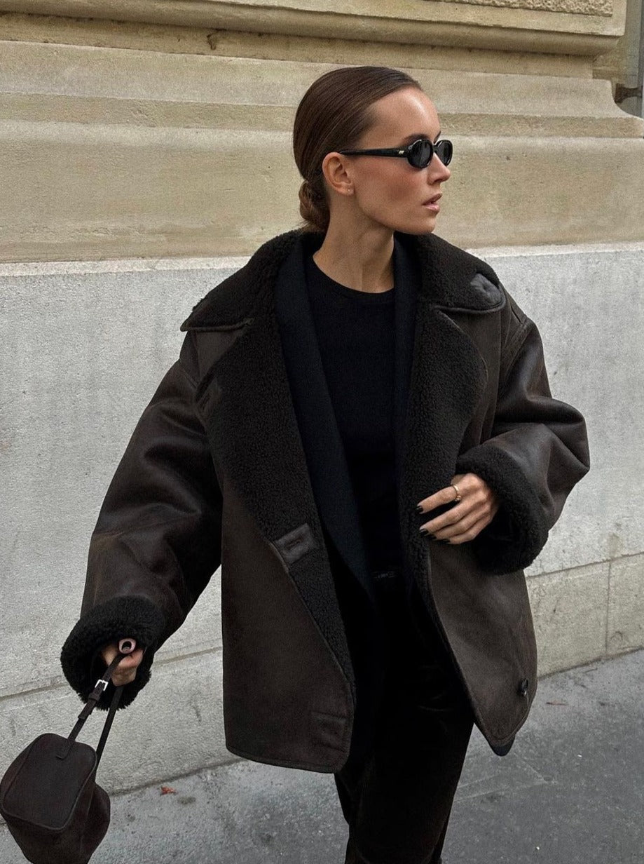 Chaqueta de piel de oveja con doble abotonadura para mujer