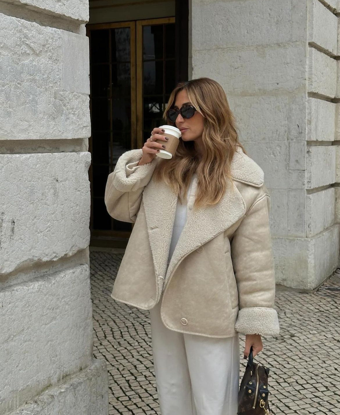 Chaqueta de piel de oveja con doble abotonadura para mujer