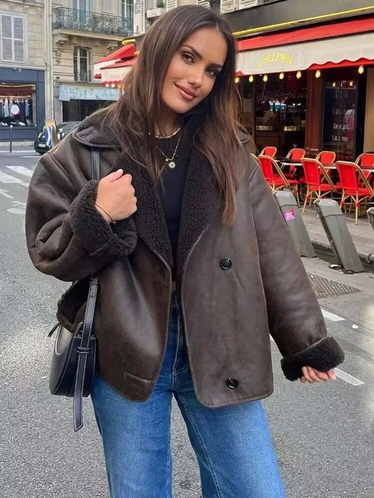 Chaqueta de piel de oveja con doble abotonadura para mujer