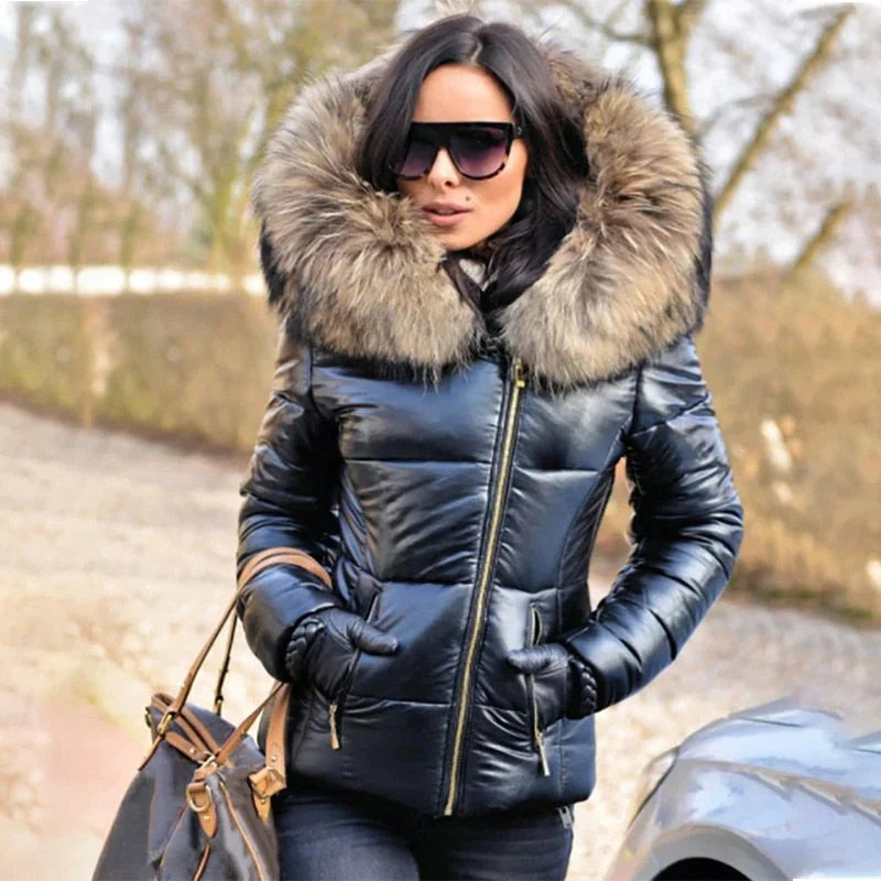 Chaqueta plumífera para mujer con capucha de pelo sintético