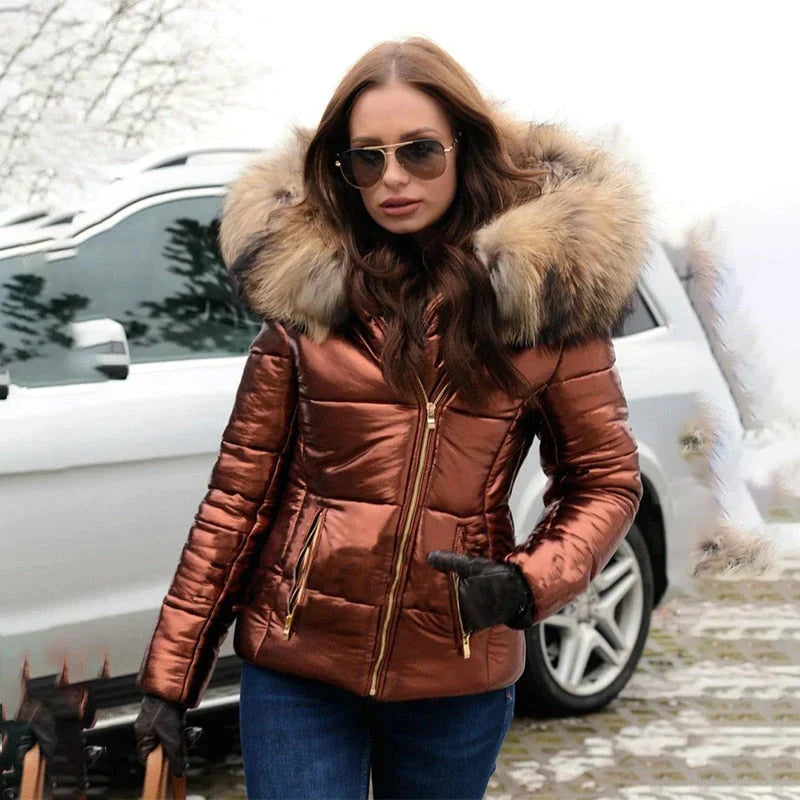 Chaqueta plumífera para mujer con capucha de pelo sintético