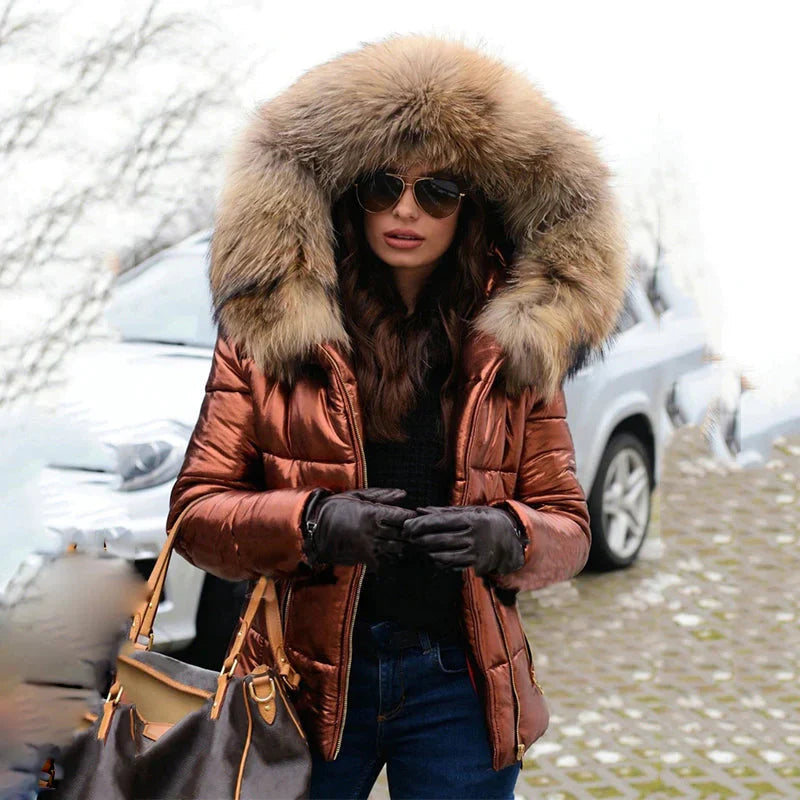 Chaqueta plumífera para mujer con capucha de pelo sintético