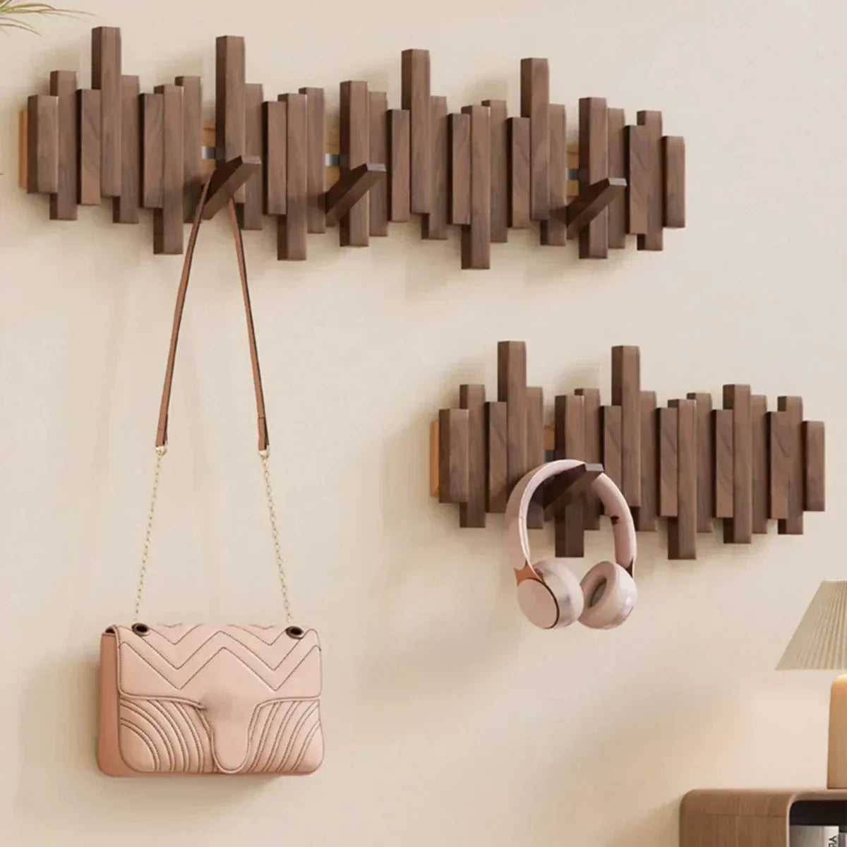 Colgador de pared de madera con diseño de piano
