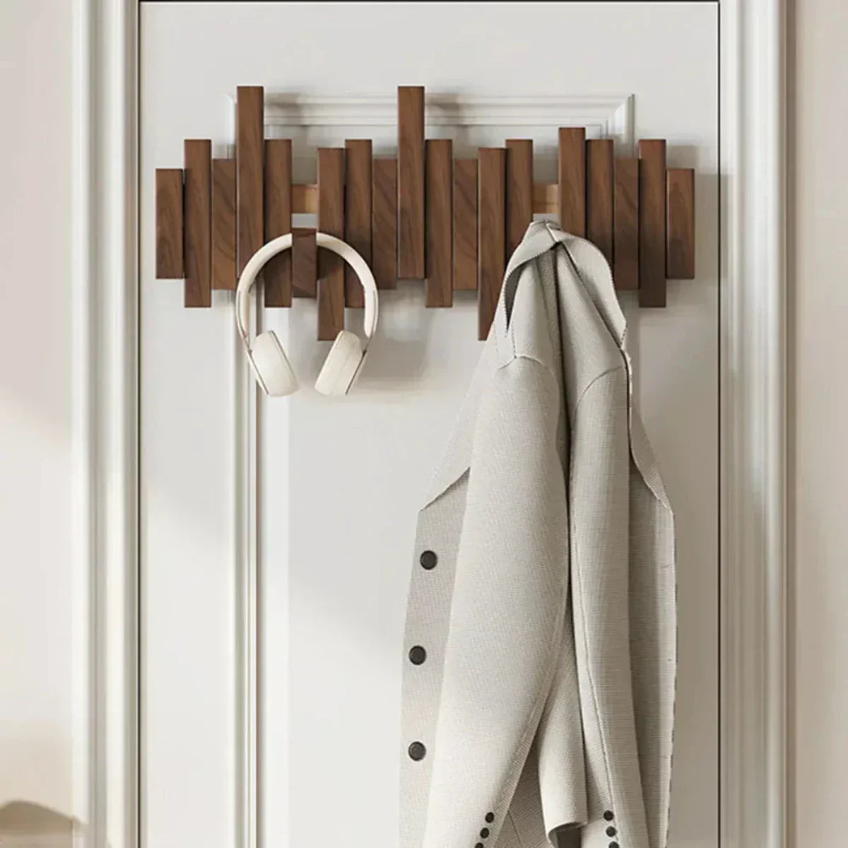 Colgador de pared de madera con diseño de piano