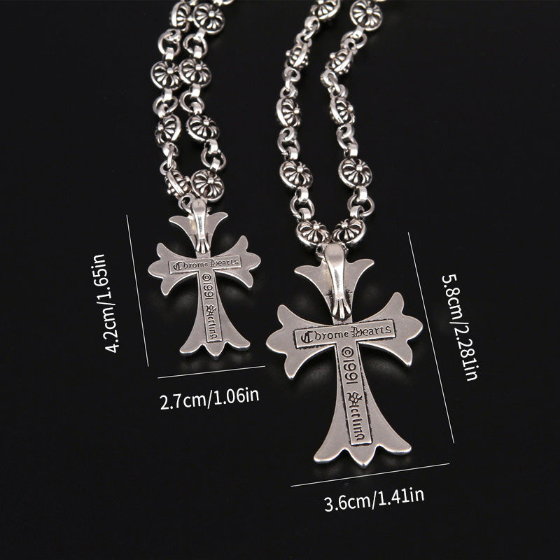 Collar con colgante decorativo en forma de cruz en tonalidad plateada