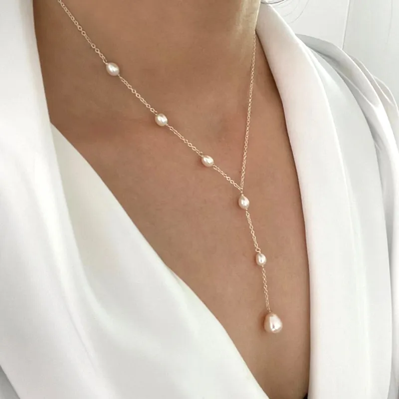 Collar con detalles de perlas: un accesorio delicado y elegante