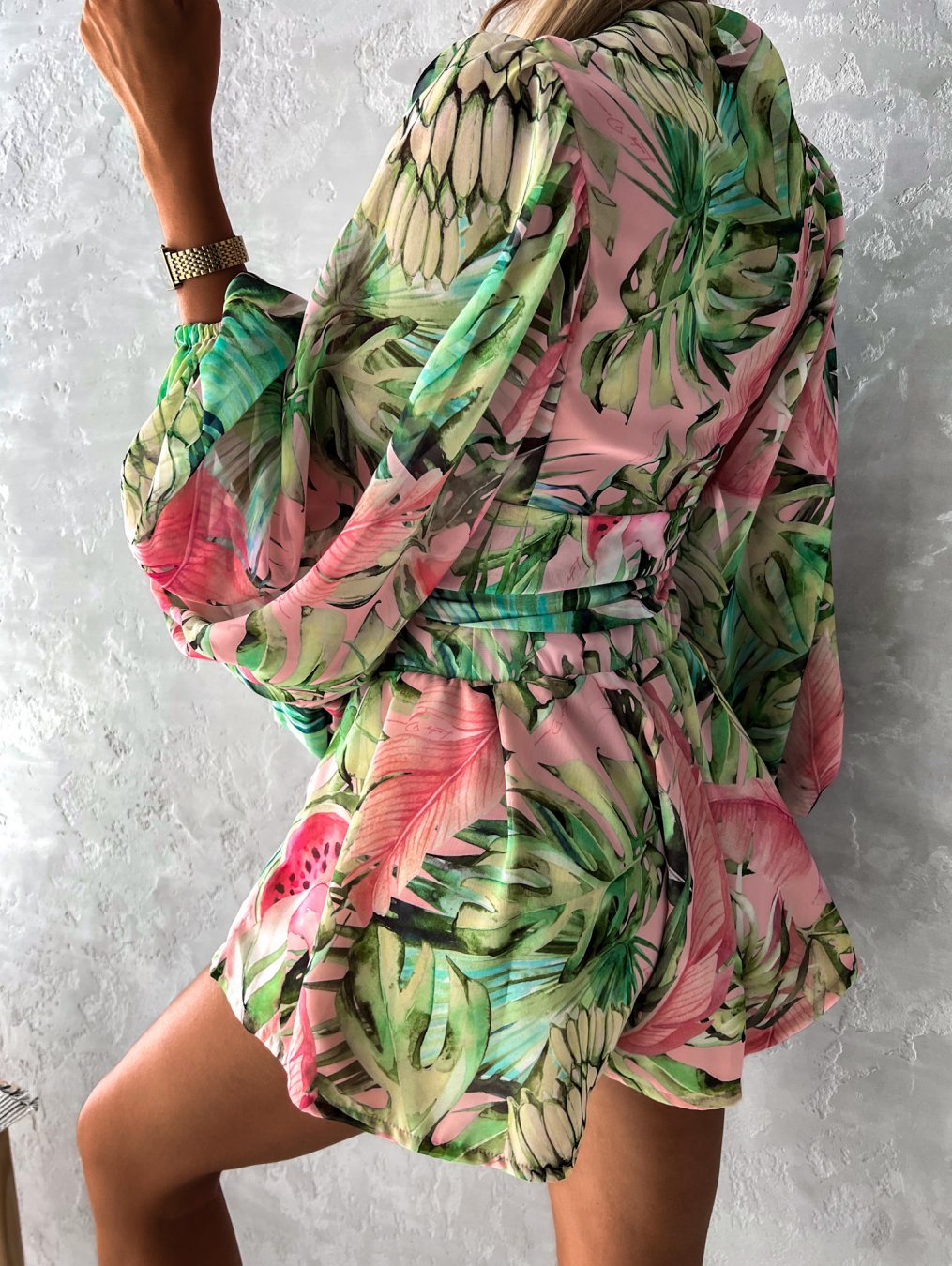Conjunto de dos piezas para mujer con top cruzado y estampado tropical