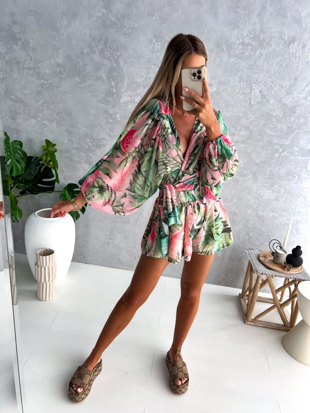 Conjunto de dos piezas para mujer con top cruzado y estampado tropical