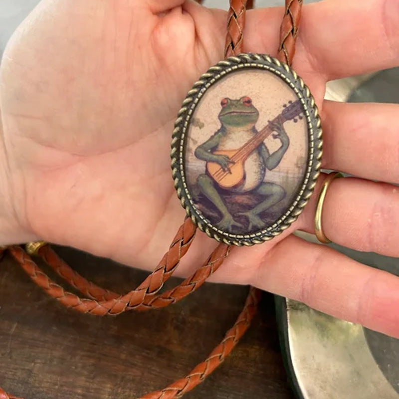 Corbata bolo con diseño de rana tocando el banjo