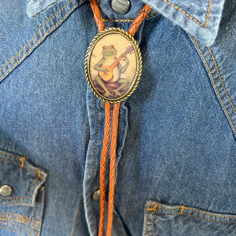 Corbata bolo con diseño de rana tocando el banjo