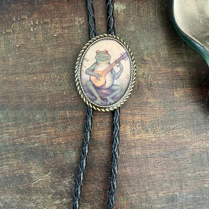 Corbata bolo con diseño de rana tocando el banjo