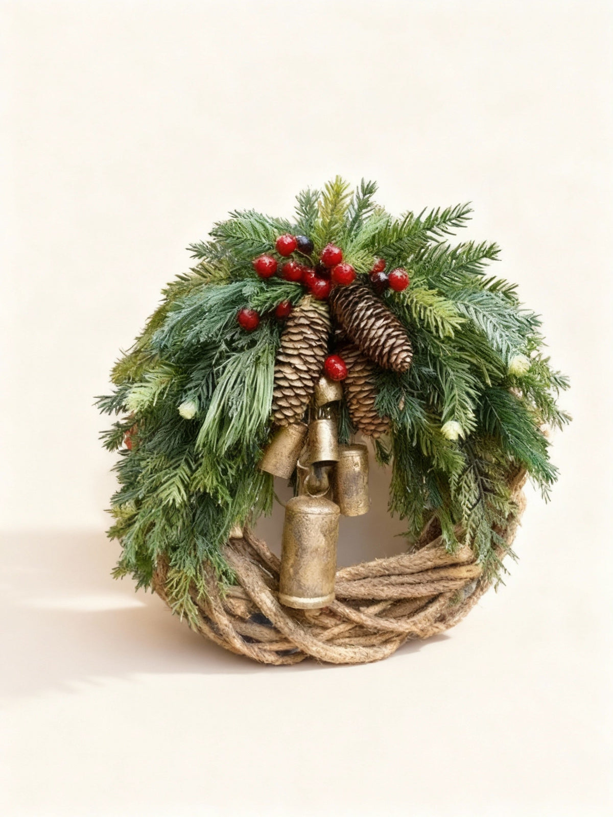 Corona de invierno hecha a mano de estilo boho con campanas, piñas y bayas para interior y exterior