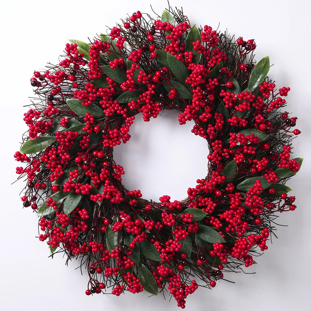 Coronas navideñas con bayas rojas
