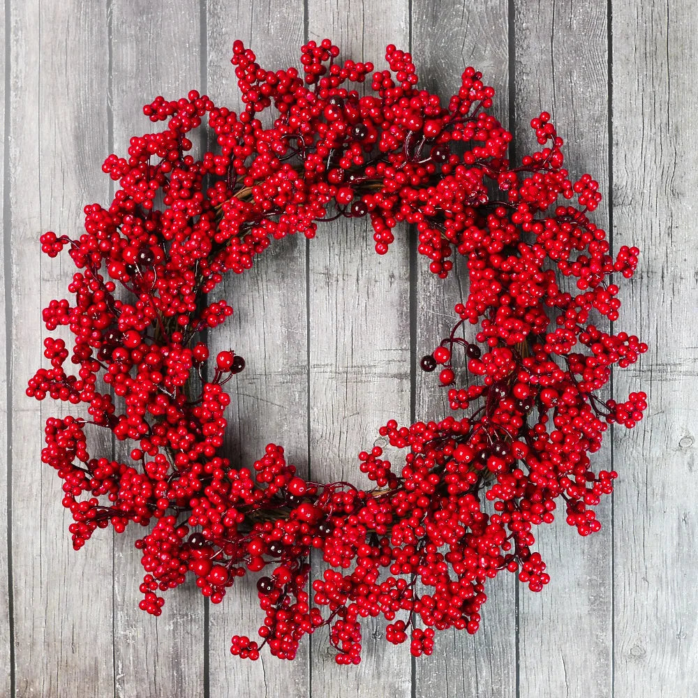 Coronas navideñas con bayas rojas