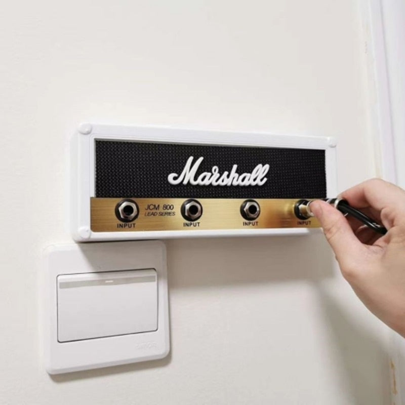 Cuelgallaves de pared con diseño de amplificador