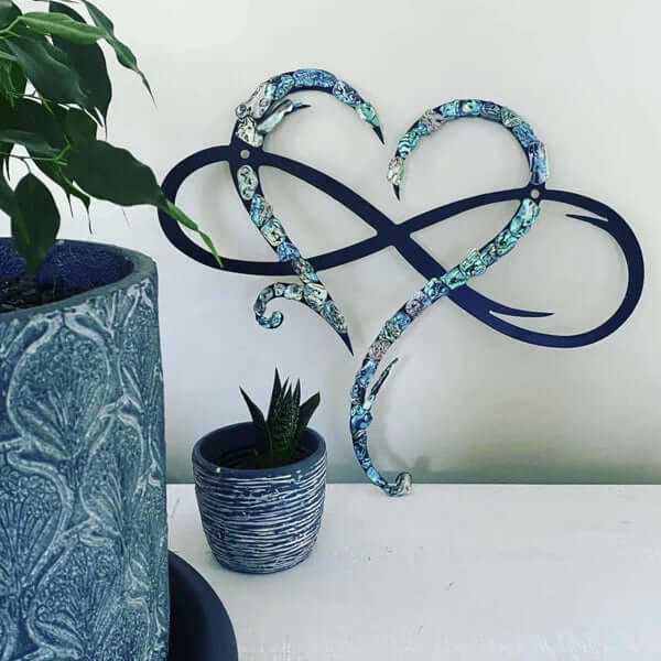 Decoración de pared de corazón e infinito de hierro y nácar