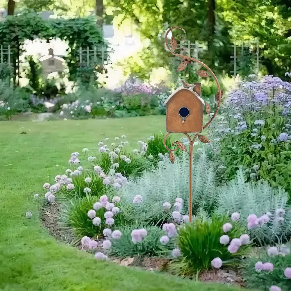 Elegante casa para pájaros con estaca para jardín y terraza