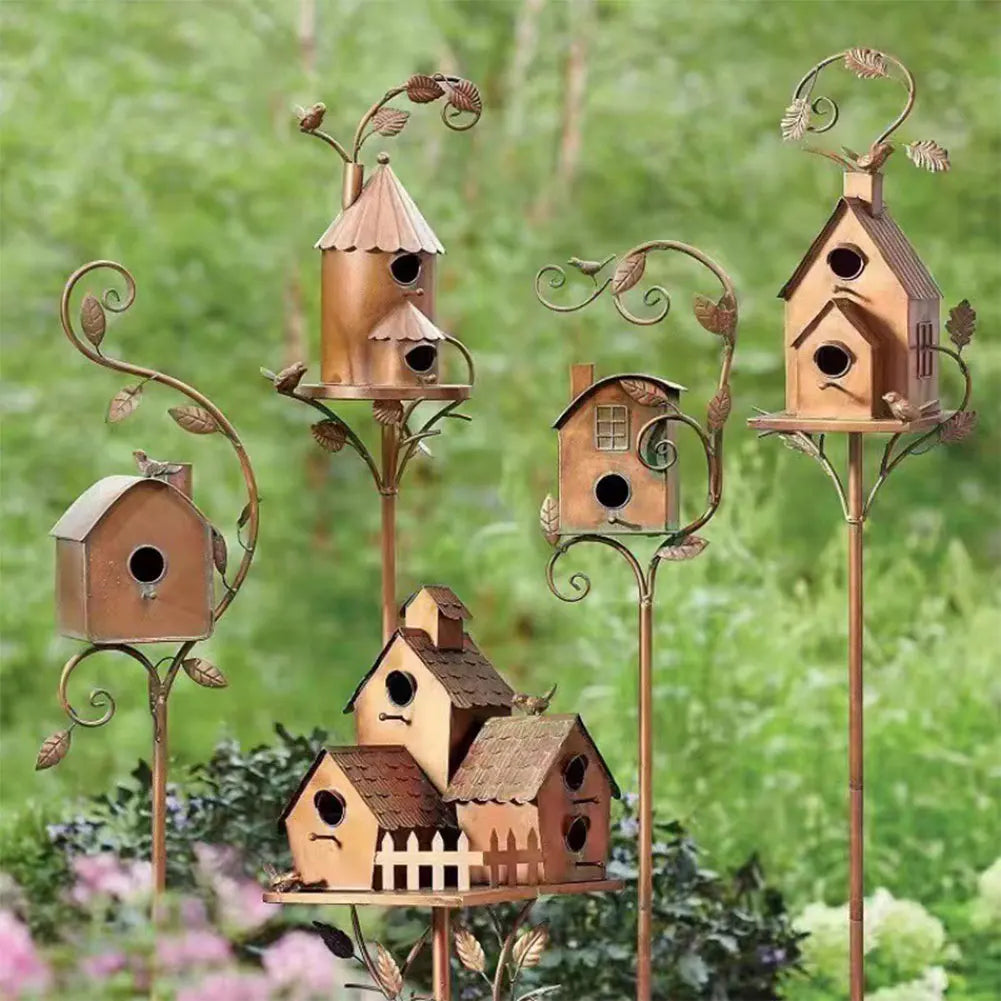 Elegante casa para pájaros con estaca para jardín y terraza