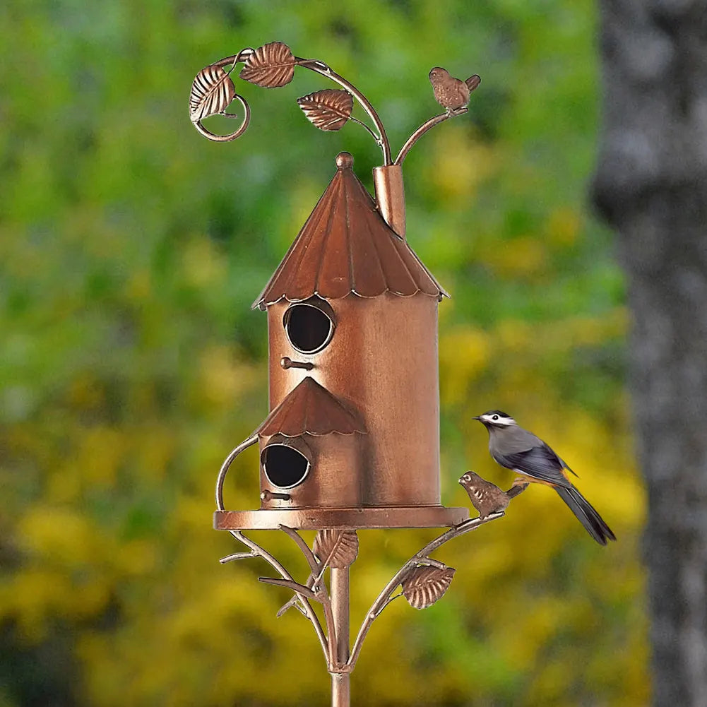 Elegante casa para pájaros con estaca para jardín y terraza