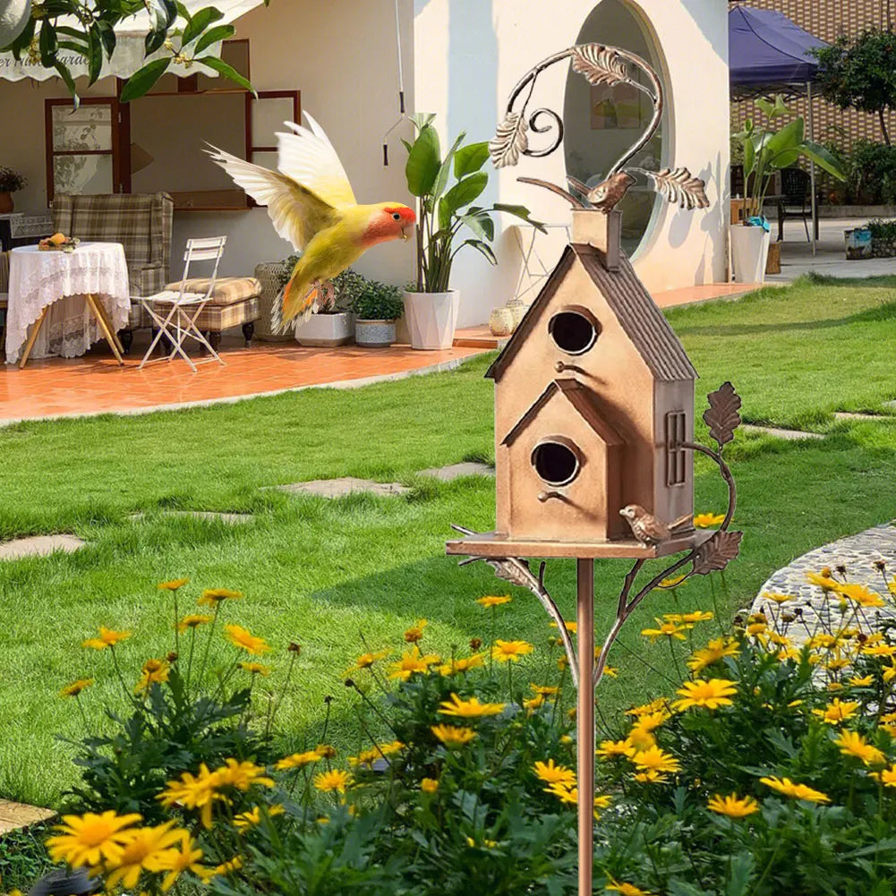 Elegante casa para pájaros con estaca para jardín y terraza