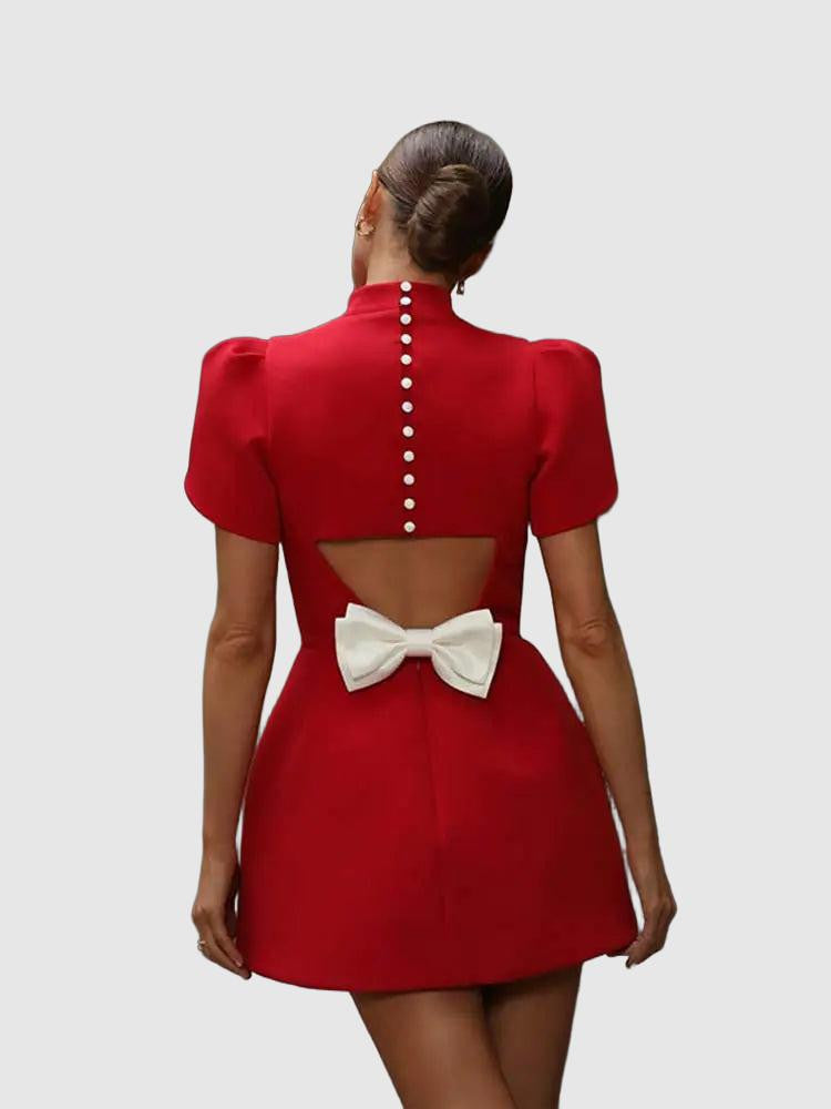 Elegante minivestido rojo de fiesta con aberturas y lazo: moda de verano atemporal