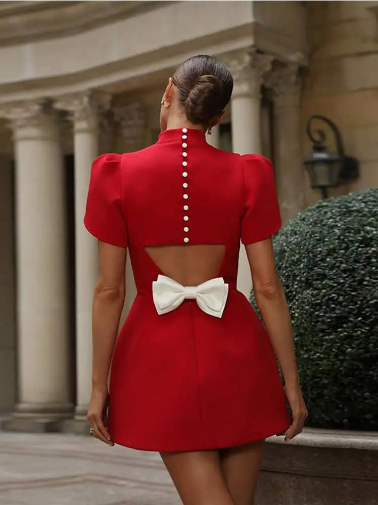 Elegante minivestido rojo de fiesta con aberturas y lazo: moda de verano atemporal