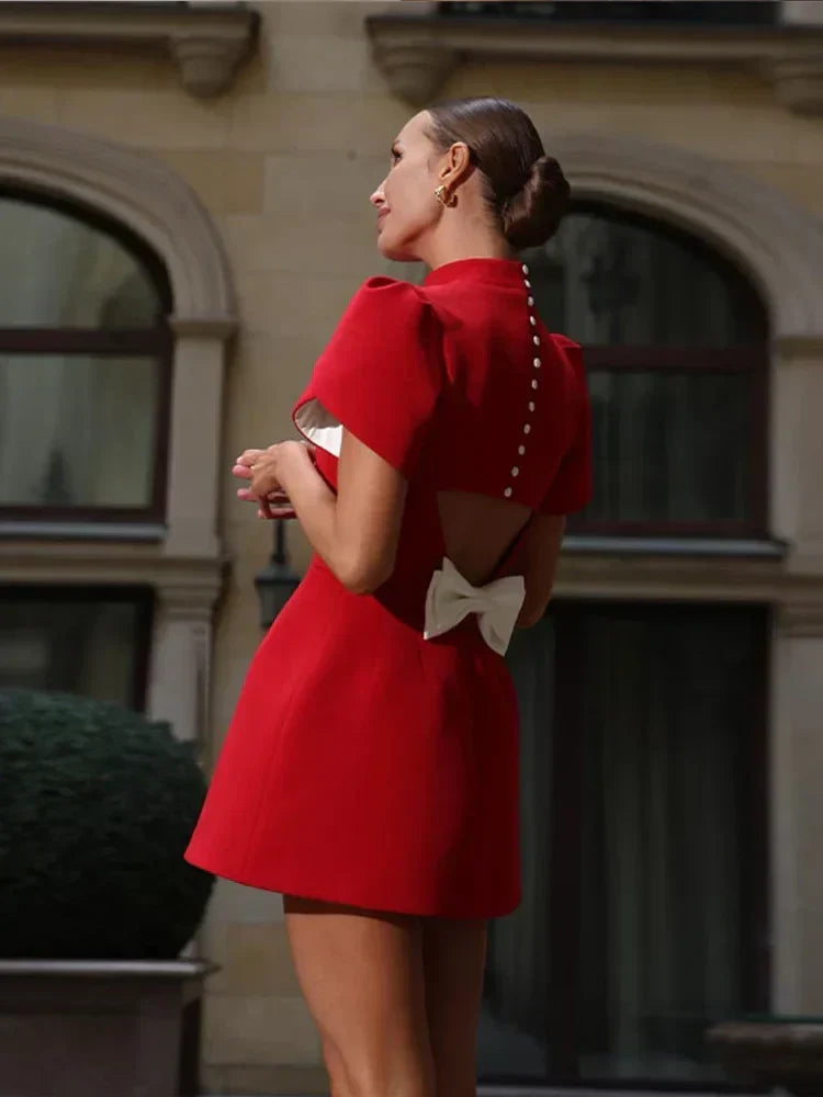 Elegante minivestido rojo de fiesta con aberturas y lazo: moda de verano atemporal