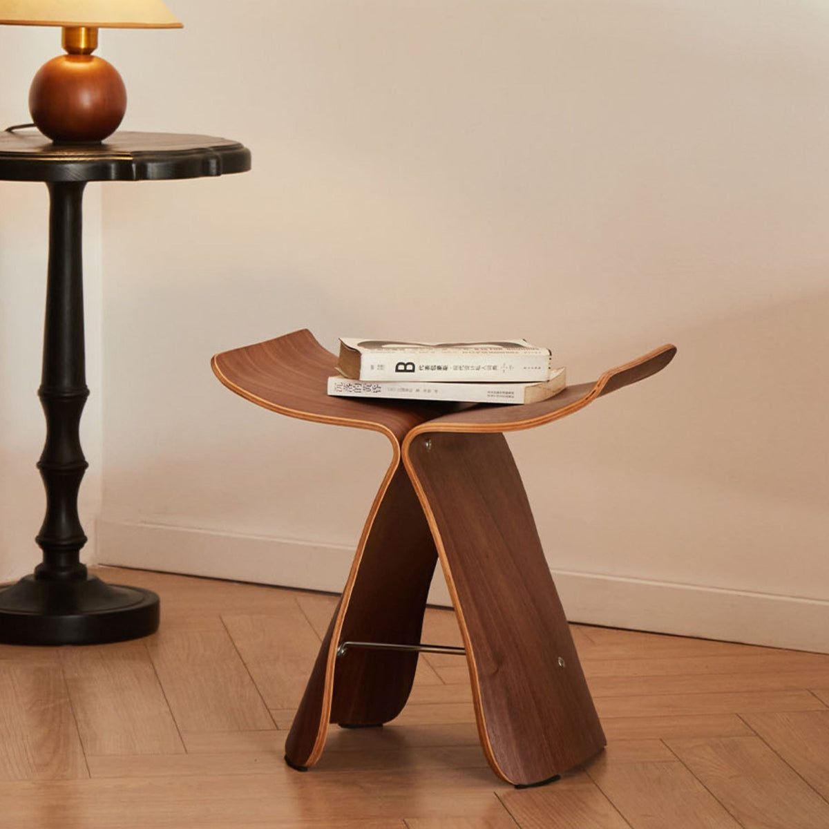 Elegante taburete Butterfly – Diseño atemporal para salón y recibidor