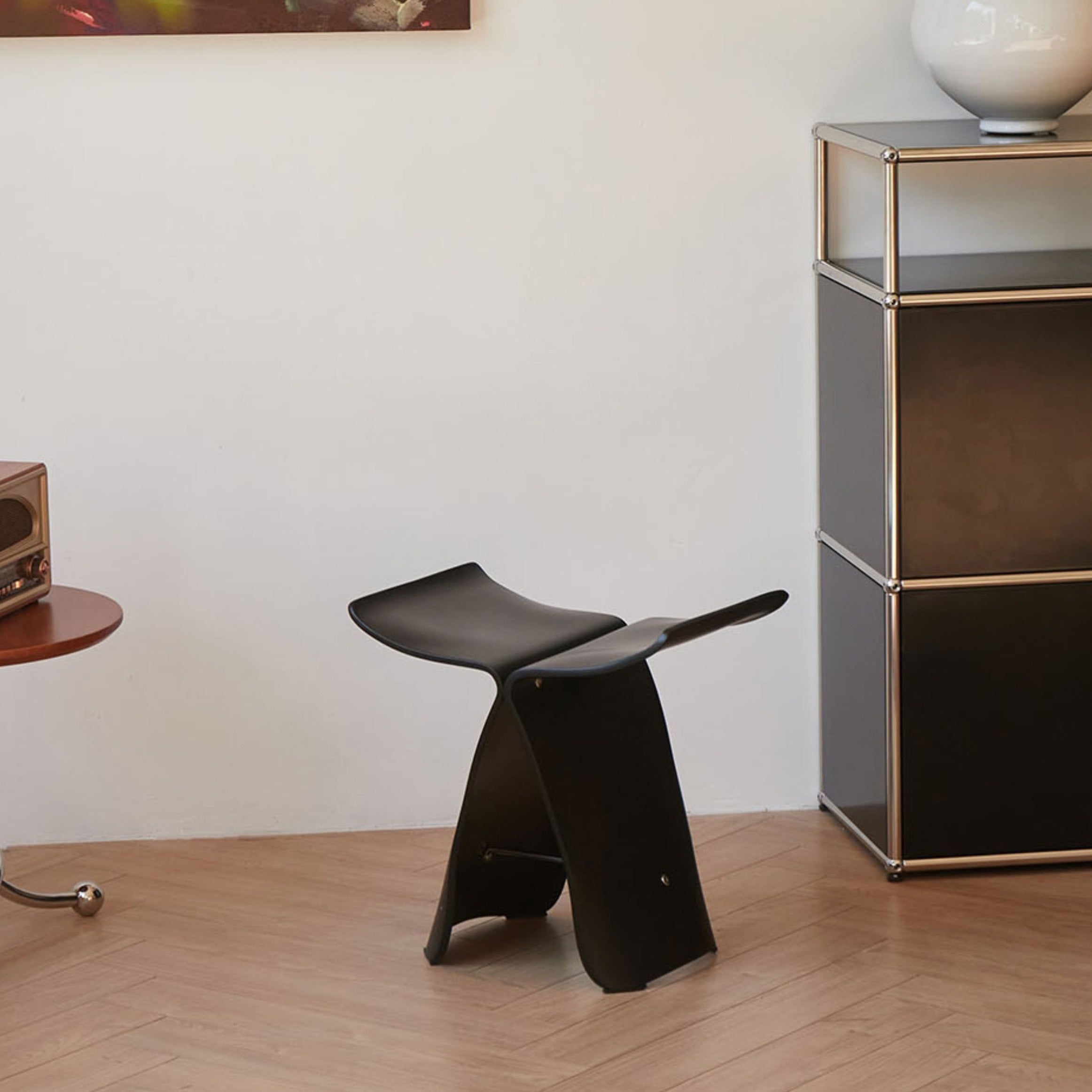 Elegante taburete Butterfly – Diseño atemporal para salón y recibidor